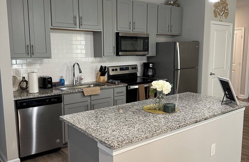 Summerville Apartment | Charming 2-bedroom apartment in delightful Summerville with WiFi, AC
