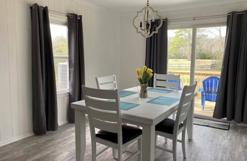 White Stone House | Charming 2-bedroom house with WiFi, AC in welcoming White Stone