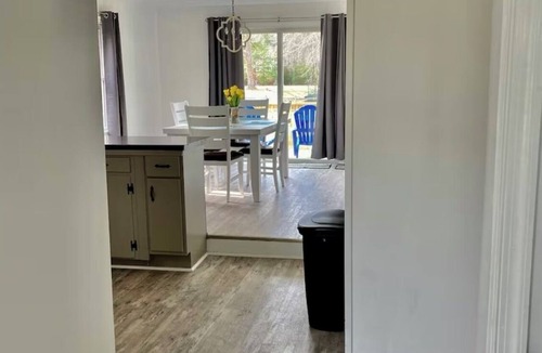 White Stone House | Charming 2-bedroom house with WiFi, AC in welcoming White Stone