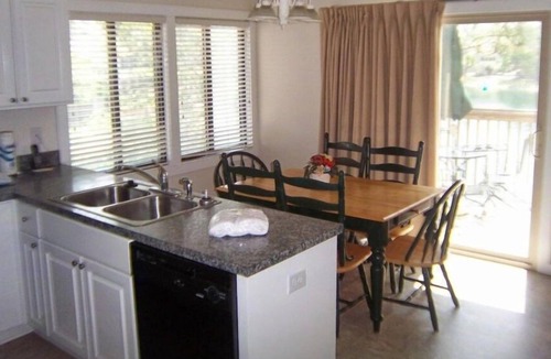 New Bern Condo | Charming 2BR Condo Access to Pool & Fitness Center