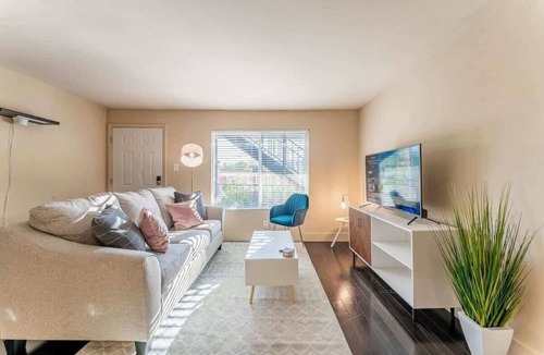 Riverside Apartment | Charming 2BR king beds suite next to DT w/pool