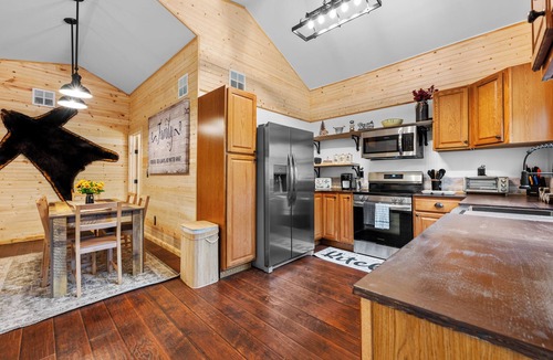 Newland Cabin | Charming 3/2 Cabin , Ski, Fire-Pit, AC & Resort-Style Amenities