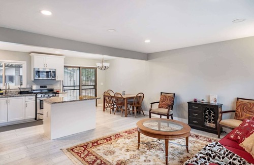 Romulus House | Charming 3-Bed Stay, Airport 10 Min, Pets OK