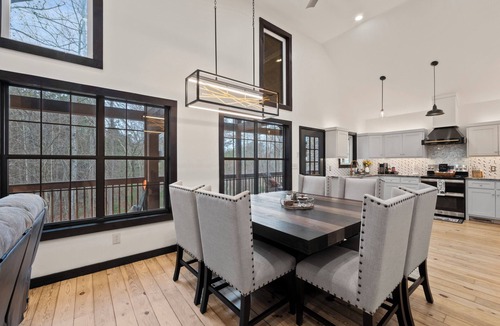 Flowery Branch Cabin | Charming 3-bedroom cabin in pleasant Flowery Branch with WiFi, AC