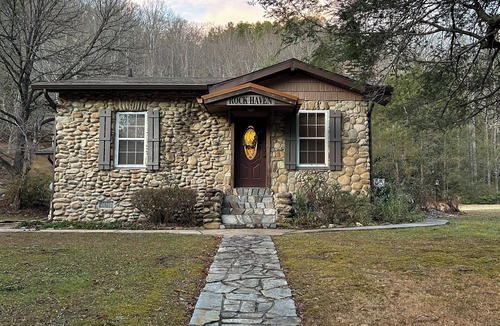 Mortimer House | Charming 3-bedroom house in Collettsville mountains with cool AC breeze