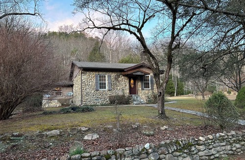 Mortimer House | Charming 3-bedroom house in Collettsville mountains with cool AC breeze