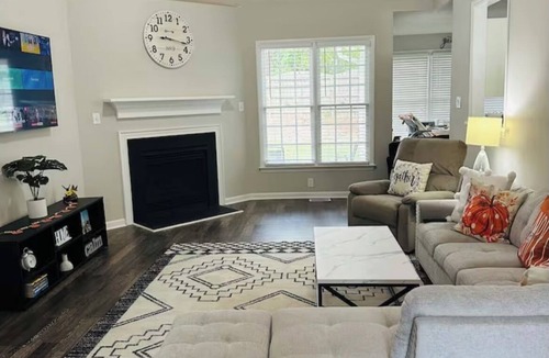 Apex House | Charming 3-bedroom 3-full bath pet and family friendly house in Apex