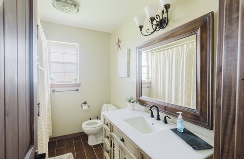 Wise County House | Charming 3-bedroom farmhouse in serene Boyd