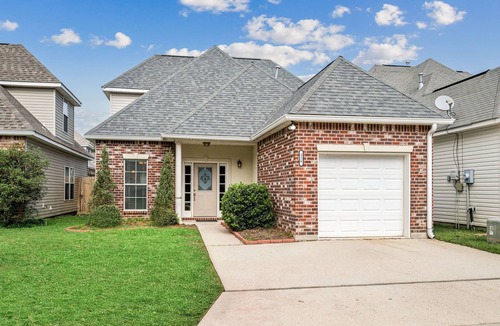 Covington House | Charming 3-bedroom GATED Garden house in Covington with POOL