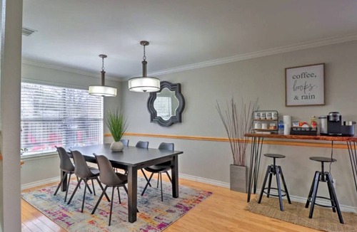 Los Indios House | Charming 3-bedroom house North Austin Abode: Sleeps 9, 10 Mins to Domain!