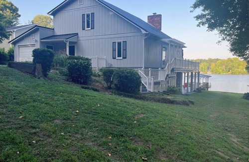 Southmont House | Charming 3-bedroom lakefront house on Abbotts Creek at fabulous High Rock Lake!
