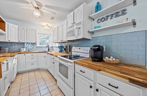 Ocean City Beach House | Charming 3-bed, 3.5-Bath Coastal Retreat, N. Topsail, Large Deck. Pet-Friendly