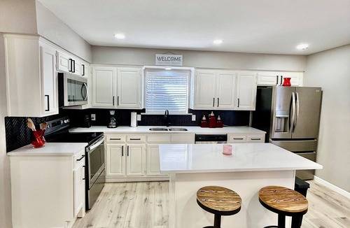 Grand Prairie House | Charming 3BR home with big yard, across park and lake in Grand Prairie