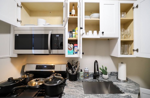 Bolton Hill Apartment | Charming 4 bed/Wine/Parking/1000sqft/Mins to Dwntwn!