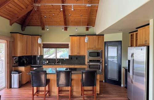 Makawao Cottage | Charming 4-Bedroom Cottage with AC, Smart TVs, and WiFi in Lower Kula