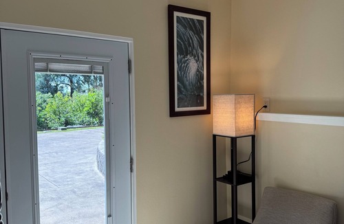Makawao Cottage | Charming 4-Bedroom Cottage with AC, Smart TVs, and WiFi in Lower Kula