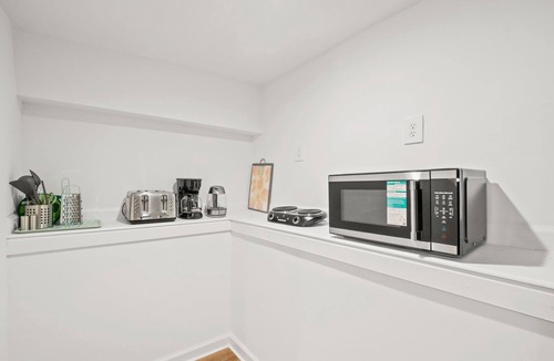 Pleasant Plains House | Charming 4-bedroom townhome in fabulous Washington with AC, WiFi