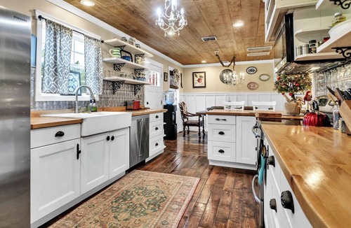 Dripping Springs House | Charming 4-BR/4 Bath Farmhouse on 40 beautiful acres in Dripping Springs, Tx