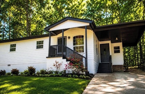 Austell House | Charming and centrally located 3-bedroom home in Austell