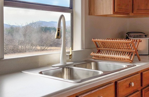 North Garden House | Charming Barndominium with Beautiful Mountain Views & Hot tub! Pets Welcome!