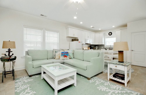 Atlantic Beach Apartment | Charming beachfront apartment w/beach access, pool central AC, & washer/dryer
