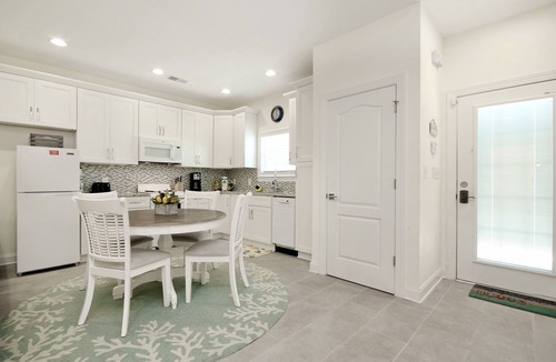 Atlantic Beach Apartment | Charming beachfront apartment w/beach access, pool central AC, & washer/dryer