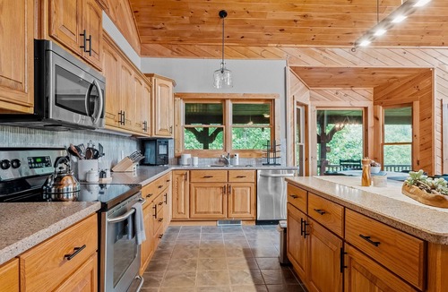 Burnsville Cabin | Charming cabin nestled on 17 acres with private hot tub