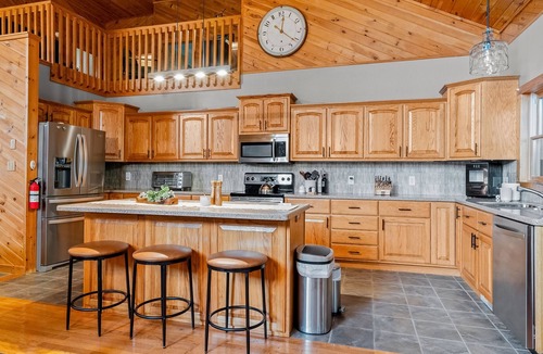 Burnsville Cabin | Charming cabin nestled on 17 acres with private hot tub