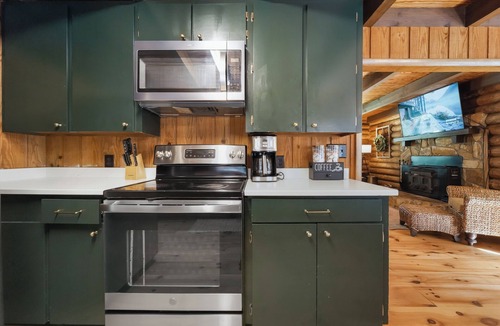 Crawfordville Cabin | Charming Cabin on 50 Wooded Acres with Pond & Pool. Great for families & friends