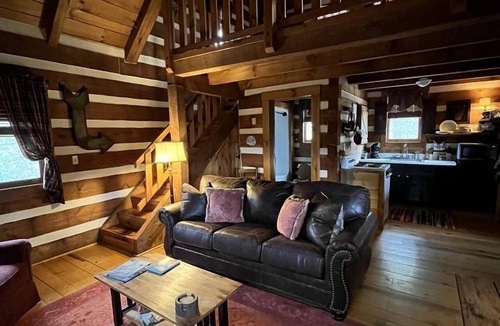 Old Town Cabin | Charming Cabin Rental with Hot Tub and Breakfast Included, Perfect for Intimate Getaways in Virginia