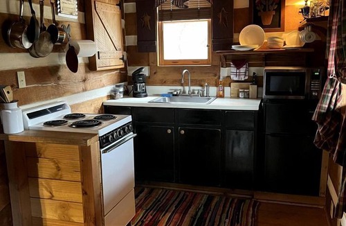 Old Town Cabin | Charming Cabin Rental with Hot Tub and Breakfast Included, Perfect for Intimate Getaways in Virginia