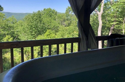 Old Town Cabin | Charming Cabin Rental with Hot Tub and Breakfast Included, Perfect for Intimate Getaways in Virginia