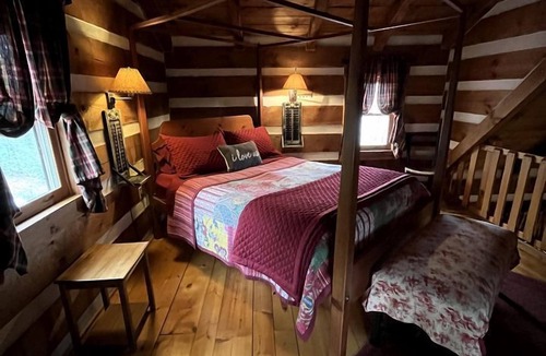 Old Town Cabin | Charming Cabin Rental with Hot Tub and Breakfast Included, Perfect for Intimate Getaways in Virginia