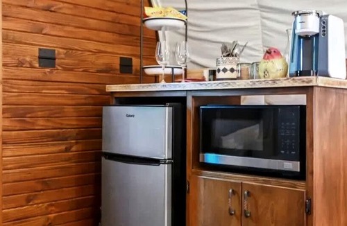 Satin House | Charming Caravan with Barbecue and River Sights in Chilton, Texas