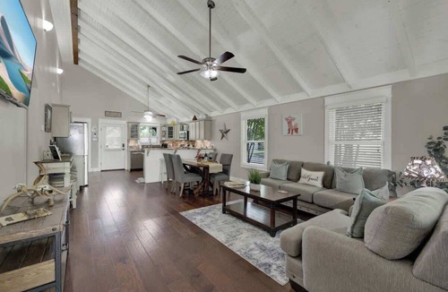 Fredericksburg House | Charming Cottage-3 Mins to Downtown-Pet Friendly!