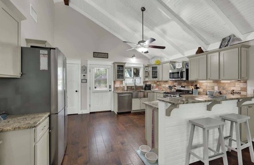Fredericksburg House | Charming Cottage-3 Mins to Downtown-Pet Friendly!