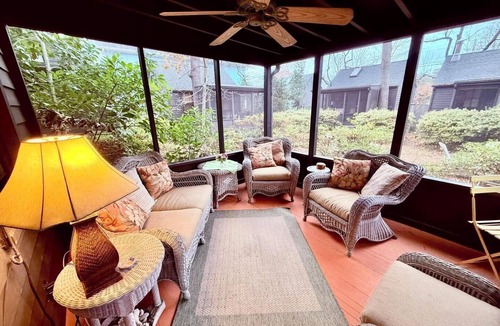 The Pines Cottage | Charming Cottage Club, Steps to Beach & Shops, Private Porch & Loft Bedroom!