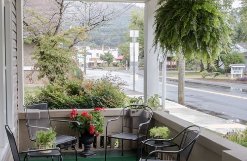 Hot Springs House | Charming Cottage in town~on Appalachian Trail~Mountain Views~