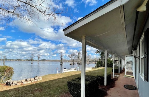 Statesboro Cottage | Charming Cottage on Kennedy Pond with Beautiful Views!