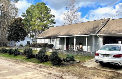 Statesboro Cottage | Charming Cottage on Kennedy Pond with Beautiful Views!