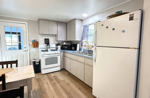 Crystal River Cottage | Charming Cottage, fenced backyard & boat parking