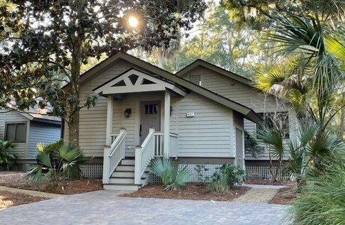 West Beach Cottage | Charming cottage yards to beach and recent reno