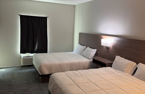 Sulphur Hotel | Charming Double Queen Bedroom with Kitchen Hotel in Sulphur
