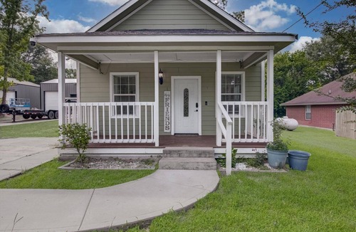 Shepherd House | Charming Green Cottage in Shepherd, TX