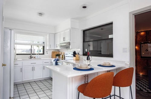 Gainesville House | Charming Home 4BR, Near UF, Firetable, Backyard fence, King Bed, Games, BBQ, Joy