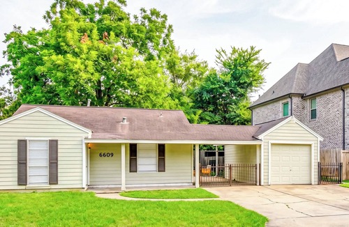 Spring Branch East House | Charming Houston Oasis w/Huge Fenced Backyard