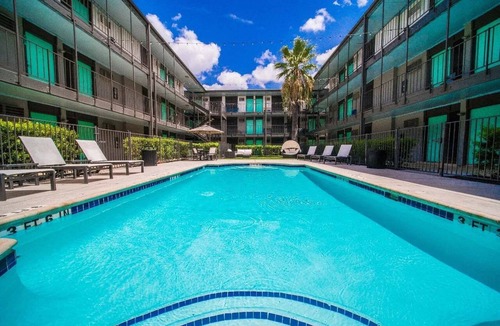 Riverside Apartment | Charming King Bed 1BR, 5 Min to DT w/pool
