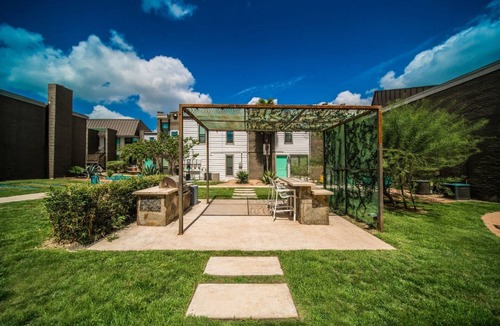 Riverside Apartment | Charming King Bed 1BR w Pool 5 Min to DT