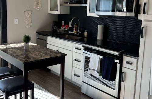 Commonwealth House | Charming King Studio in Plaza Midwood/Free Parking/5 Min From Uptown