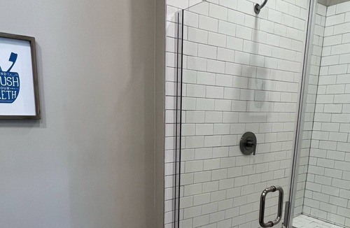 Commonwealth House | Charming King Studio in Plaza Midwood/Free Parking/5 Min From Uptown